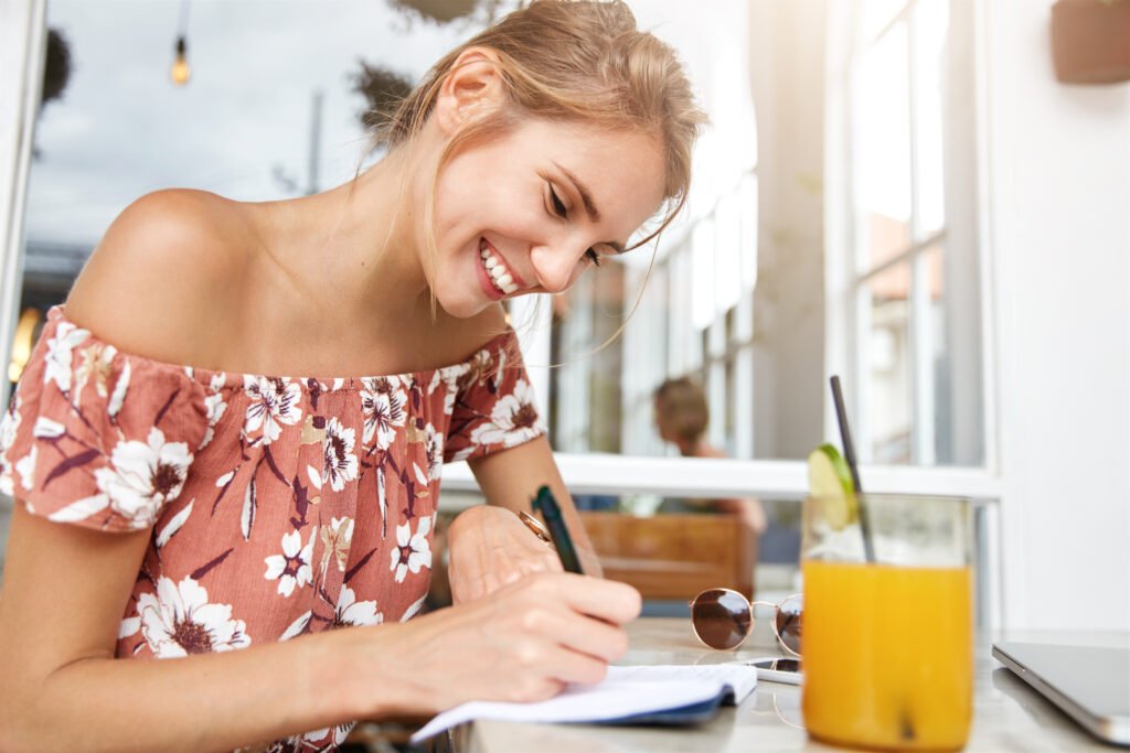 Pessoa organizando rotina para criar hábitos positivos