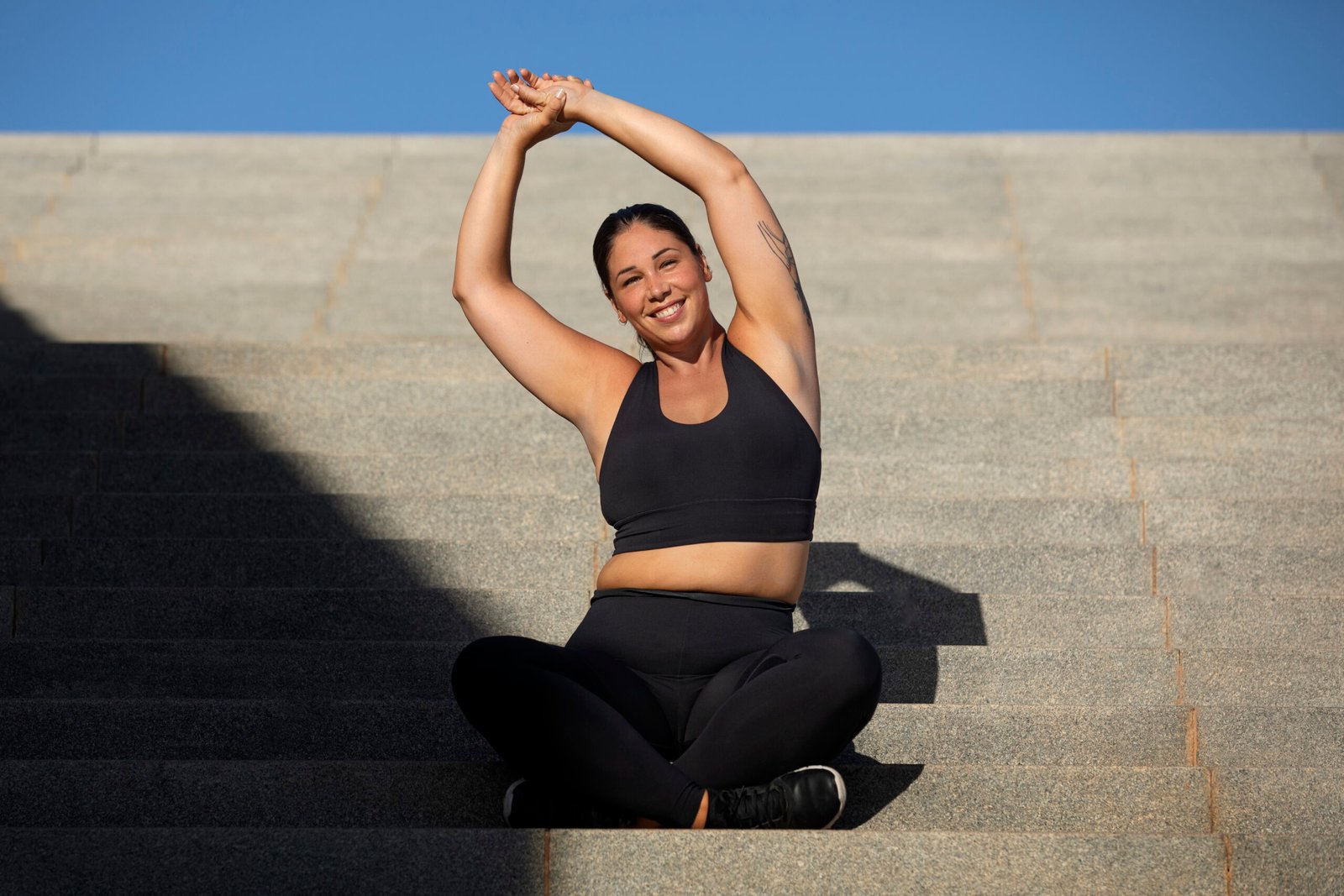 Treino para iniciantes em casa sendo realizado na sala com exercícios simples e sem equipamentos